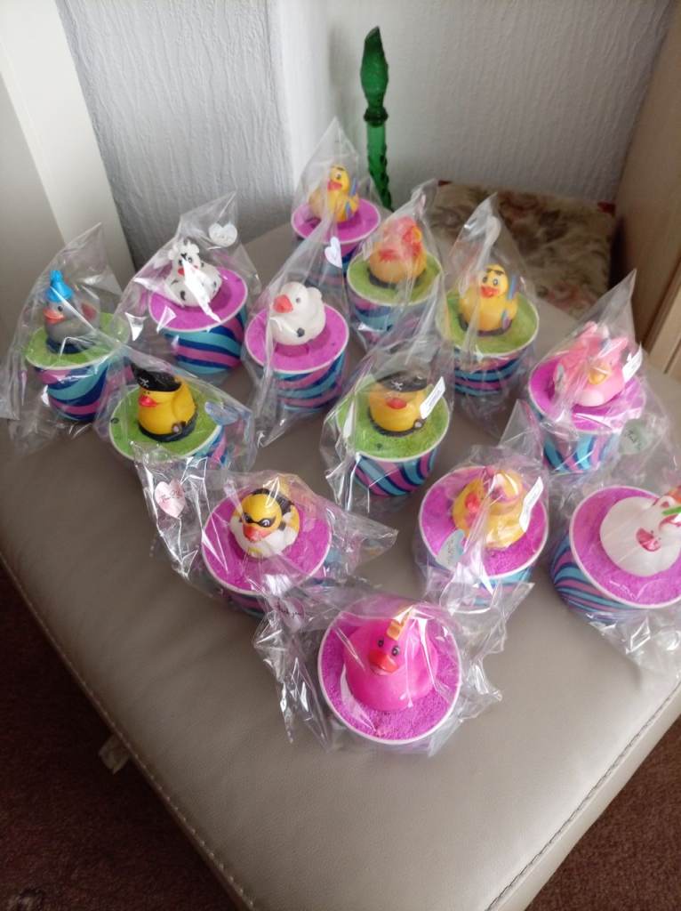 NewVarious bath bombs with rubber ducks