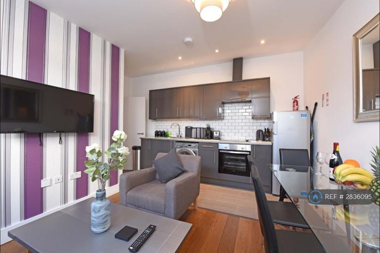 2 bedroom flat in Falcon Road, London, SW11 (2 bed) (#2836095)