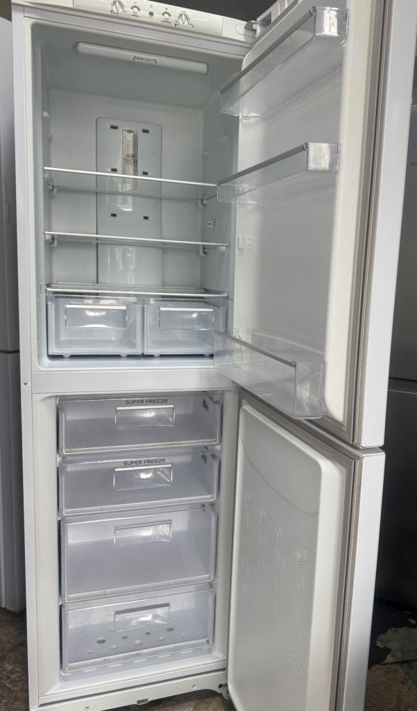 Hotpoint fridge freezer 60/190cm clean and complete fully working order for sale