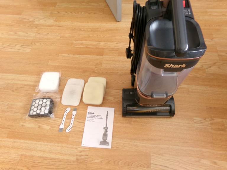 SHARK CORDED UPRIGHT VACUUM WITH LIFT-AWAY ANTI HAIR WRAP BRUSH ROLL. (BRAND NEW FLOOR HEAD)
