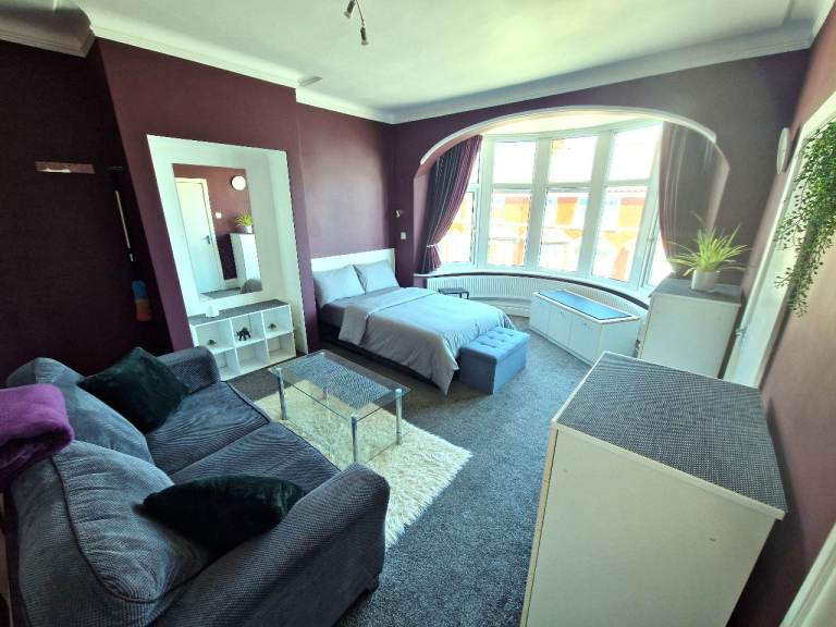 FLAT - NO DEPOSIT - ALL BILLS INCLUDED