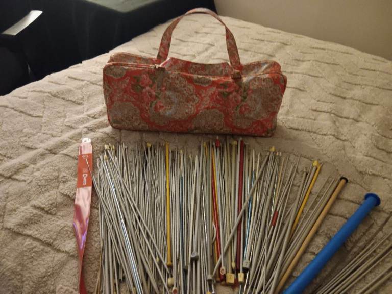 Knitting needles 30+ and bag