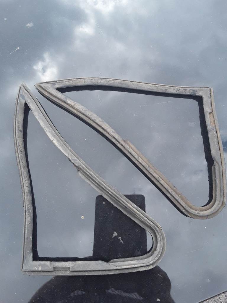 Reliant Scimitar se5/5a genuine quarter light rubbers, possibly fit se4coupe &other classic s