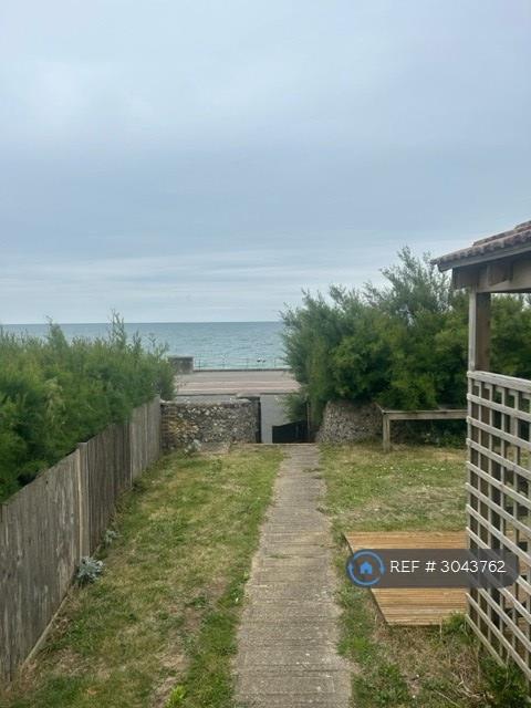 1 bedroom flat in Marine Parade, Seaford, BN25 (1 bed) (#3043762)
