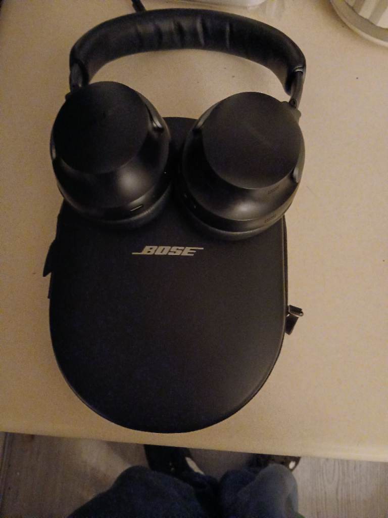 Bose Noise Cancelling Headphones with Hard Case – Black, Good Condition