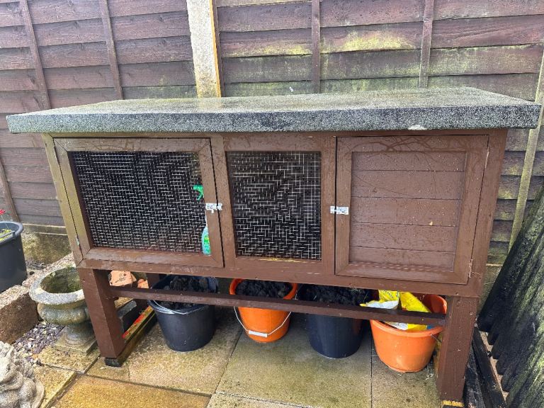 Rabbit guinea pig hutch 