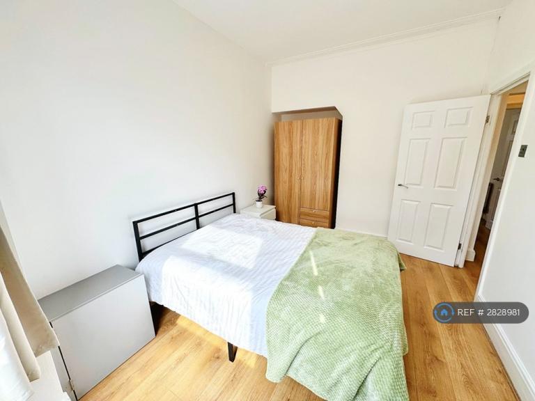 3 bedroom house in Blandford Road, Salford, M6 (3 bed) (#2828981)