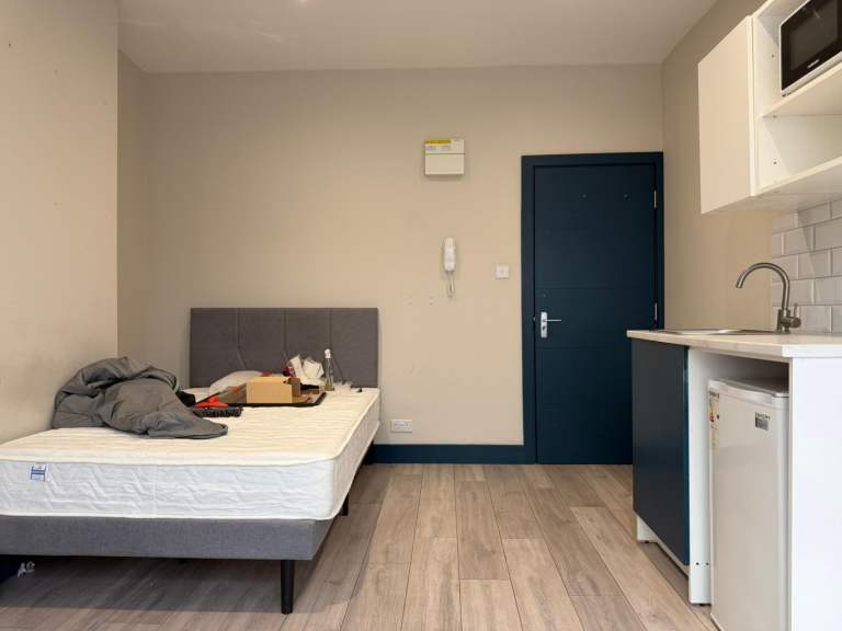 Self-contained studio flat in Lewisham - DSS Considered