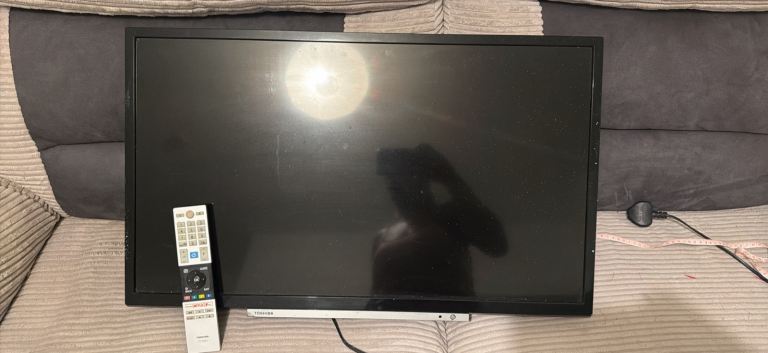 Toshiba 32-inch LCD TV with Remote Control, Good Condition
