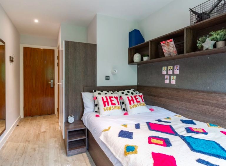 En-suite room available in Cricket Field Court