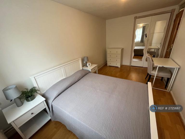 1 bedroom in Usk Road, London, SW11 (#2725667)