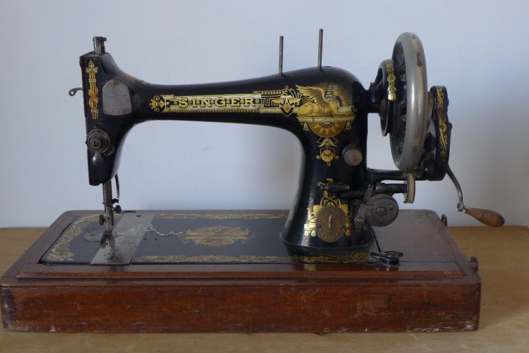ANTIQUE HAND-CRANKED SINGER SEWING MACHINE RARE MODEL 27K. VIBRATING SHUTTLE. SPHINX DECALS