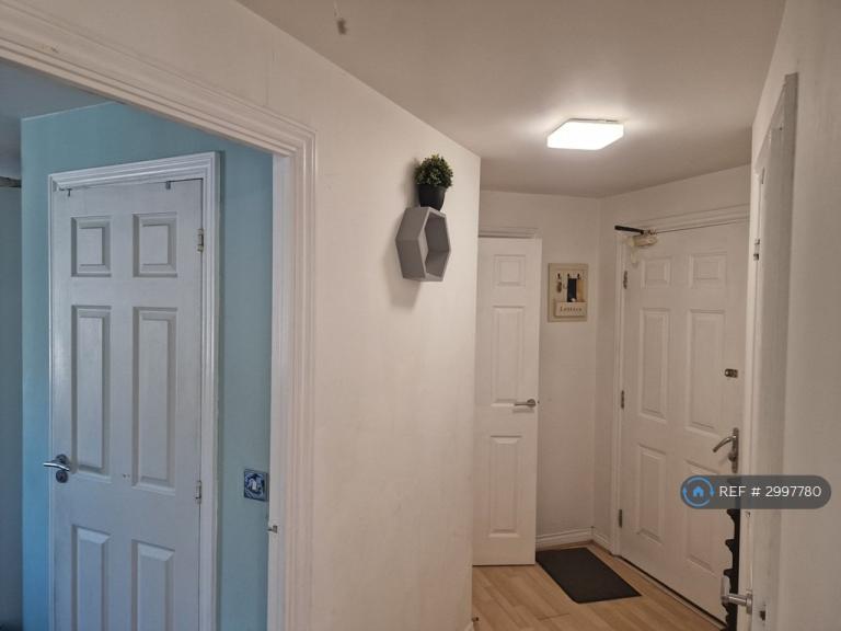 2 bedroom flat in Blackburn Way, Hounslow, TW4 (2 bed) (#2997780)