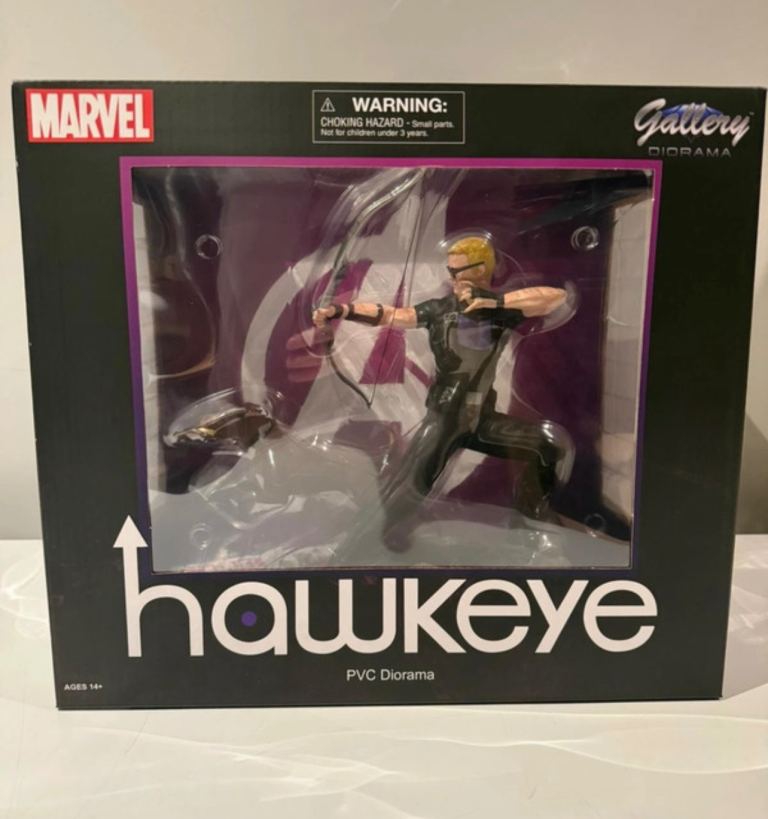 Diamond Select Marvel Gallery Hawkeye PVC Diorama Statue w/ Lucky the Pizza Dog