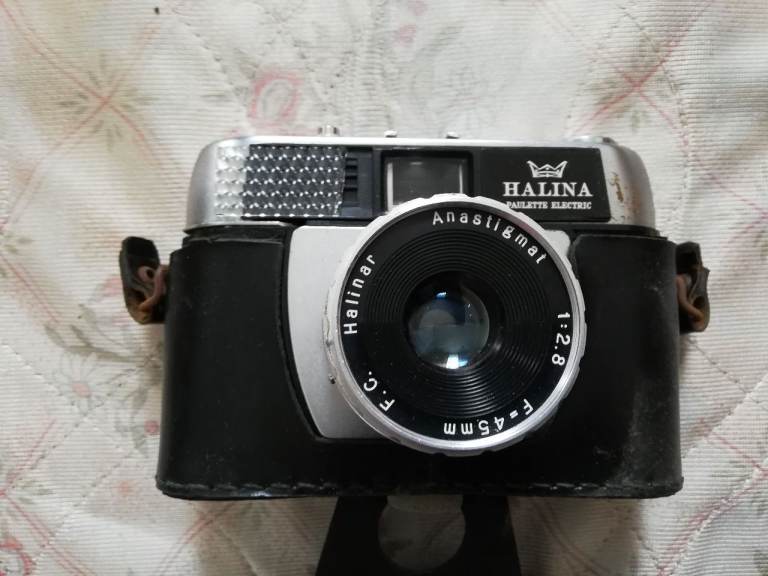 Vintage cameras, Halina Paulette Electric, Polaroid 1000 instamatic with external flash.