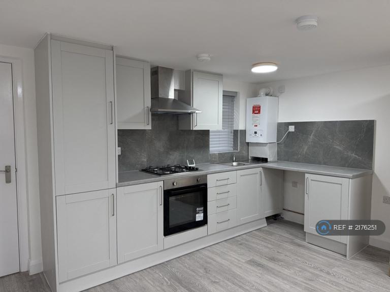 1 bedroom flat in Robinson Road, London, SW17 (1 bed) (#2176251)