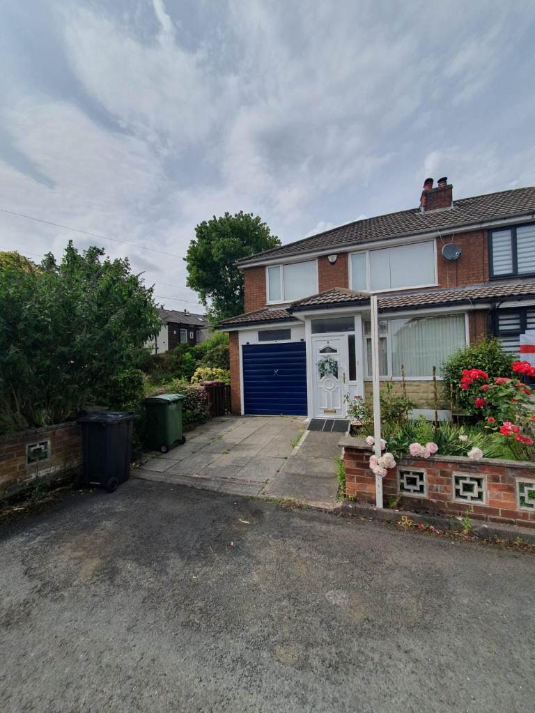 3 Bed Semi - Valdene Close, Farnworth, Bolton BL4 - £1195.00