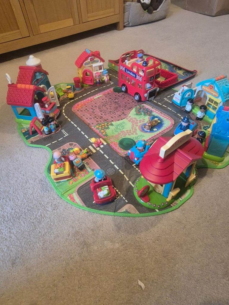ELC Happyland box/mat and characters