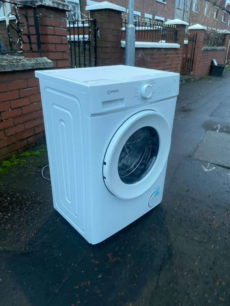 Indesit 7 kg washing machine   Weeks old   Only £149