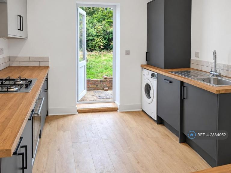 1 bedroom flat in Hampton Road, London, E7 (1 bed) (#2884052)