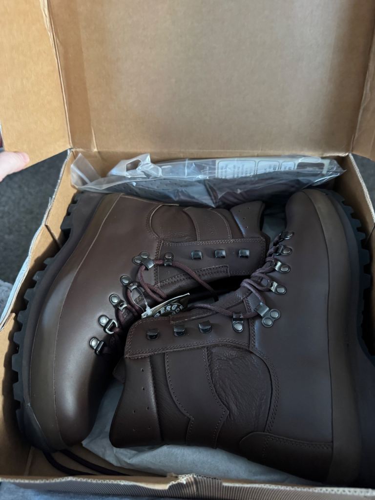 Brand new Altberg boots size 9