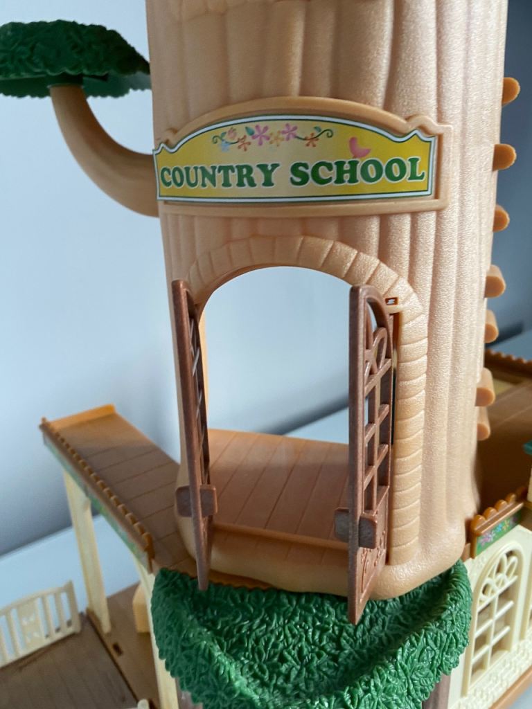 SYLVANIAN FAMILIES COUNTRY SCHOOL.