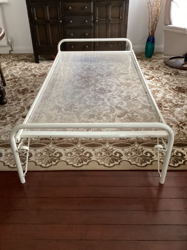 Single collapsible bed frame