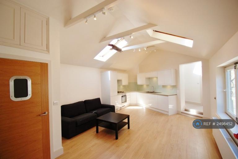 3 bedroom house in Latchmere Road, London, SW11 (3 bed) (#2498452)