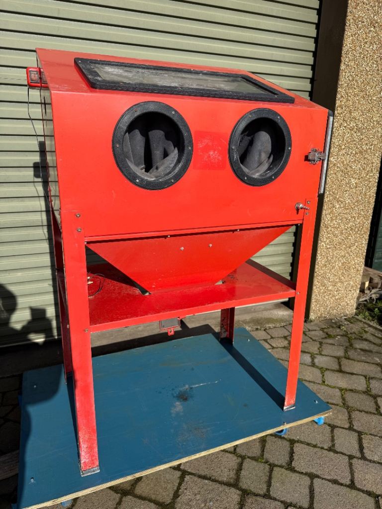 Blast Cabinet large c/w Gun, gloves all good. 