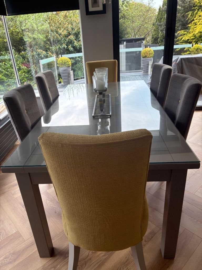 Solid oak extendable dining table & 6 chairs 