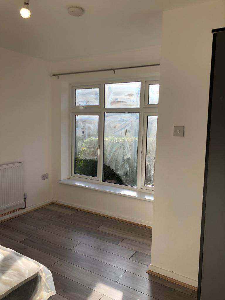 Room to Let in A nice Clean House - SS14 1QA, Basildon.