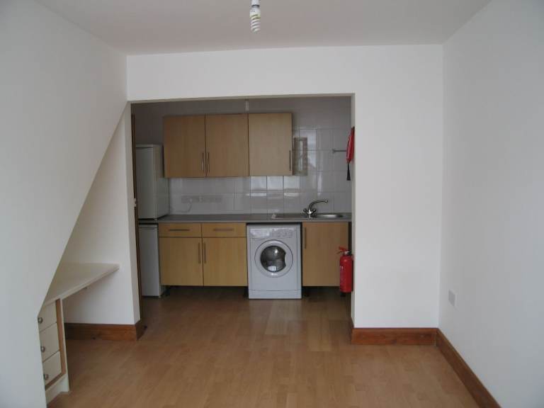 Bright, Newly Decorated Ground Floor Studio flat – Excellent Transport Links