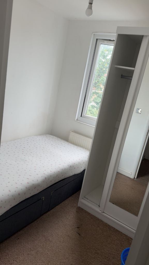 SINGLE BOX ROOM TO RENT IN A FAMILY HOME 