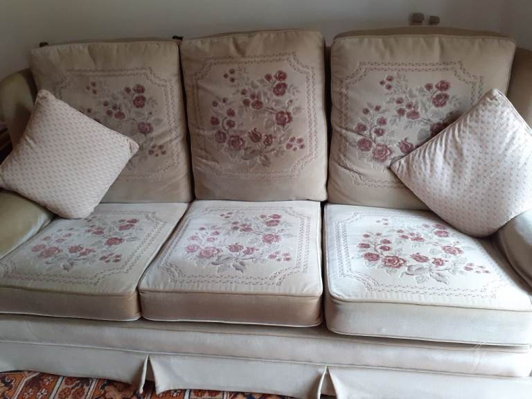 3 piece suite - Sofa & 2 C8hairs - superb quality,  amazing condition 
