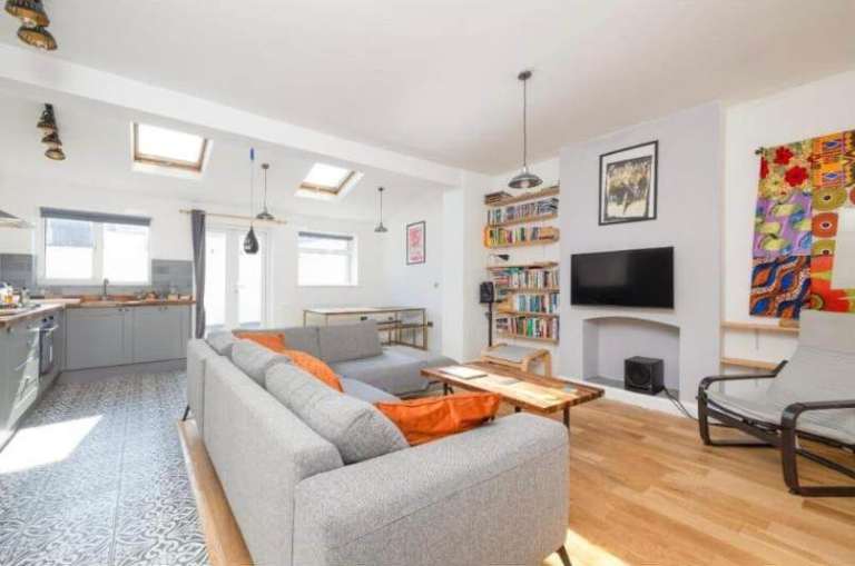 Furnished Double Room in Spacious Friendly Professional House