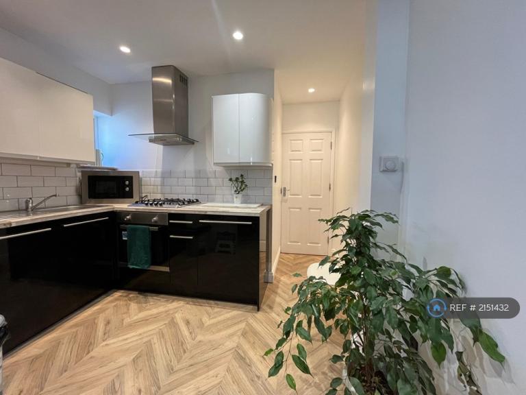 1 bedroom flat in Hounslow, Middlesex, TW5 (1 bed) (#2151432)