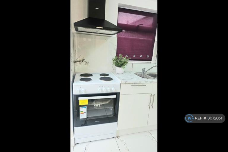 1 bedroom in Star Road, Hillingdon, UB10 (#3072051)