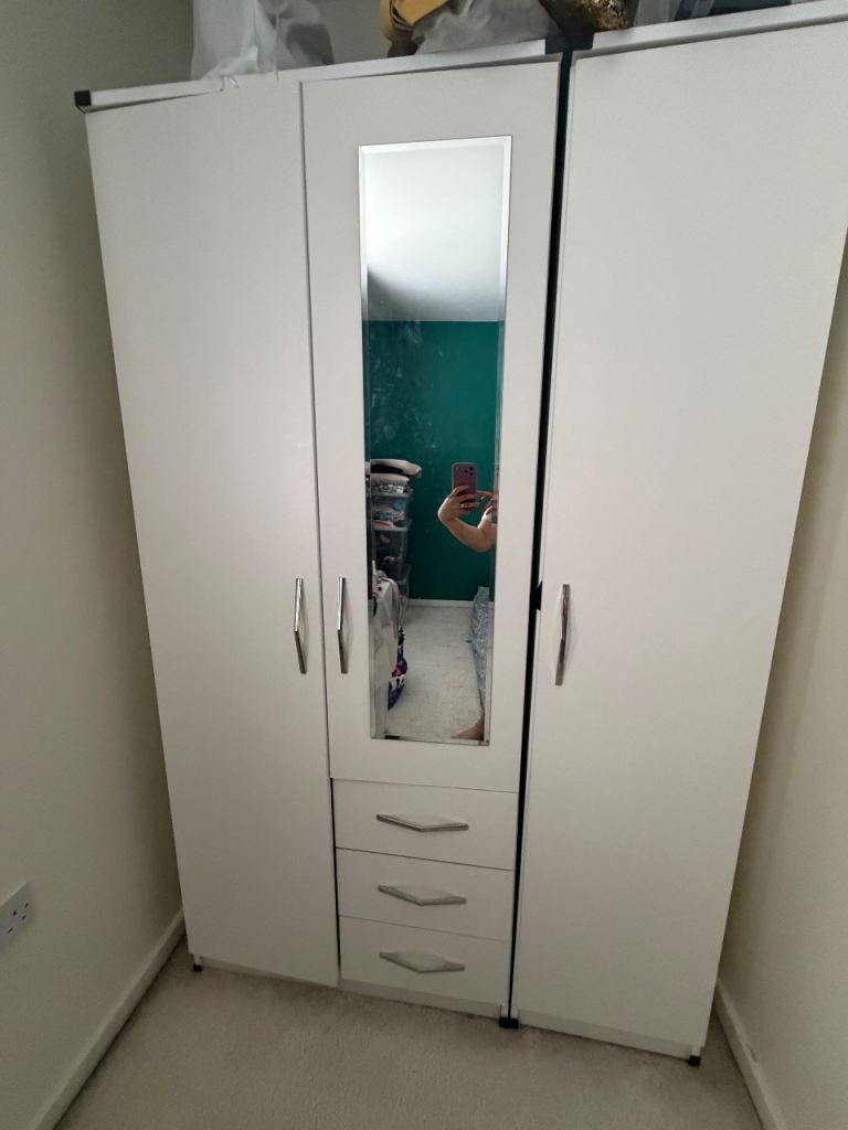 Wardrobe + Chest Drawer