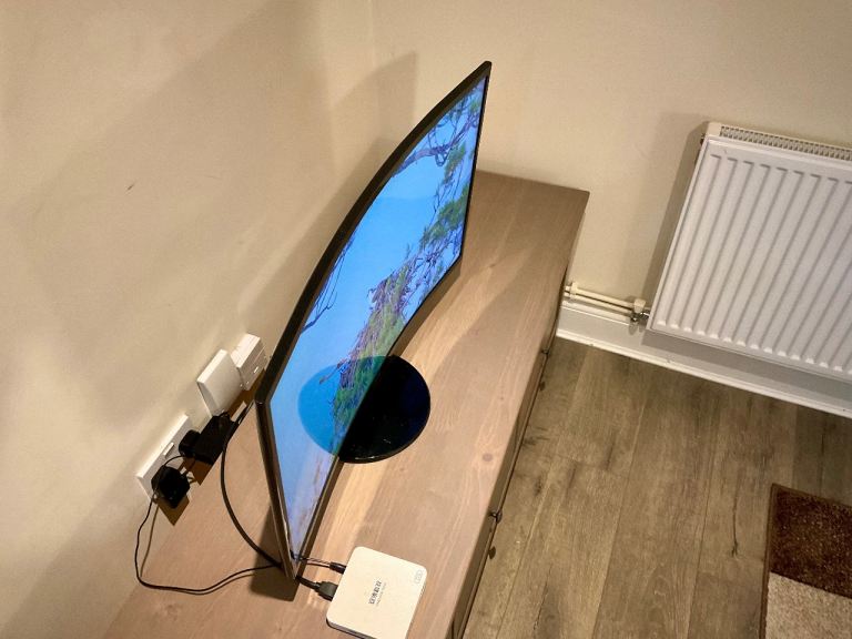 Samsung 32-inch Curved Smart TV or monitor – Excellent Condition