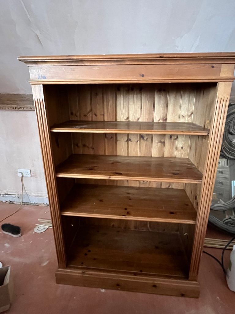 Excellent pine bookcase with 3 adjustable shelves 