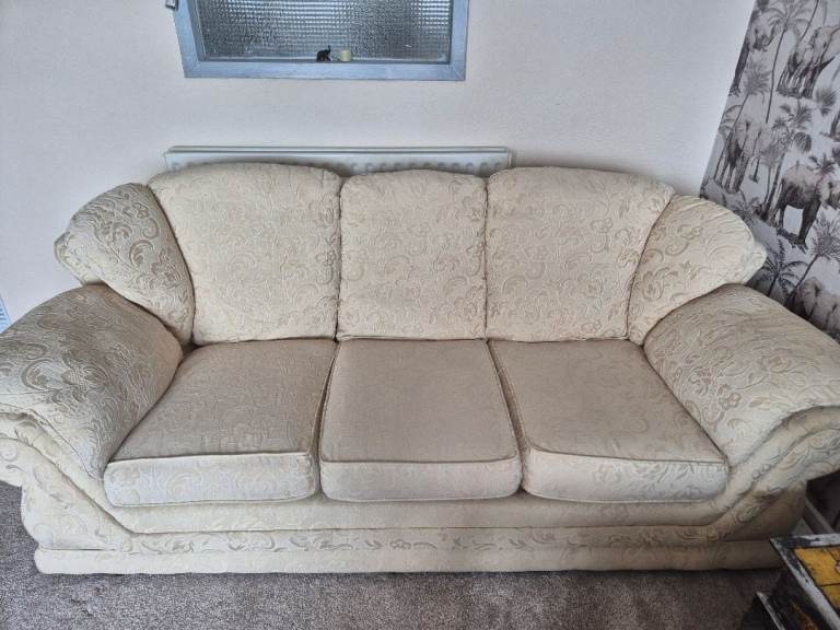 3 seater settee and 2 armchairs