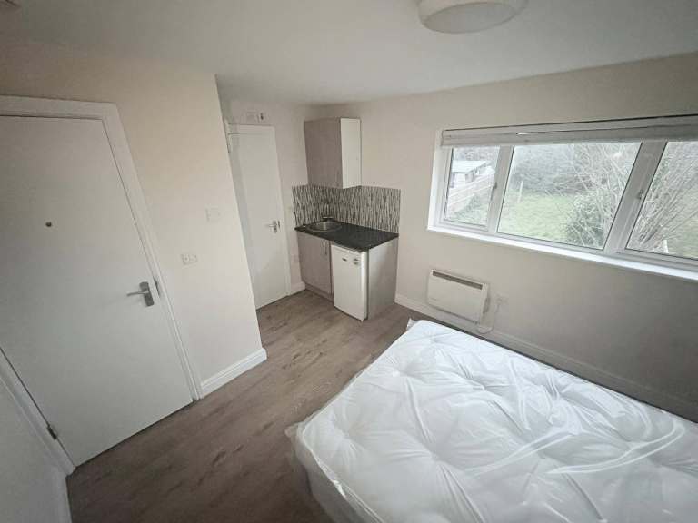 BENEFITS ACCEPTED - Studio Flat Available in Orpington Bromley BR5 4LL