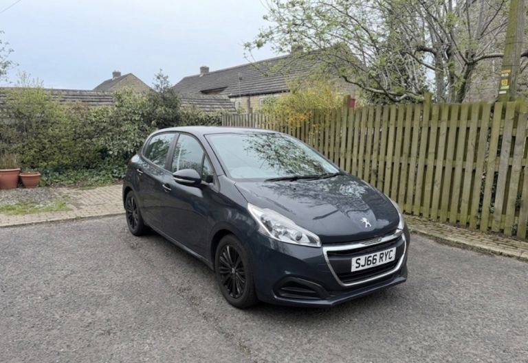 Peugeot 208 1.2 5 Door top spec