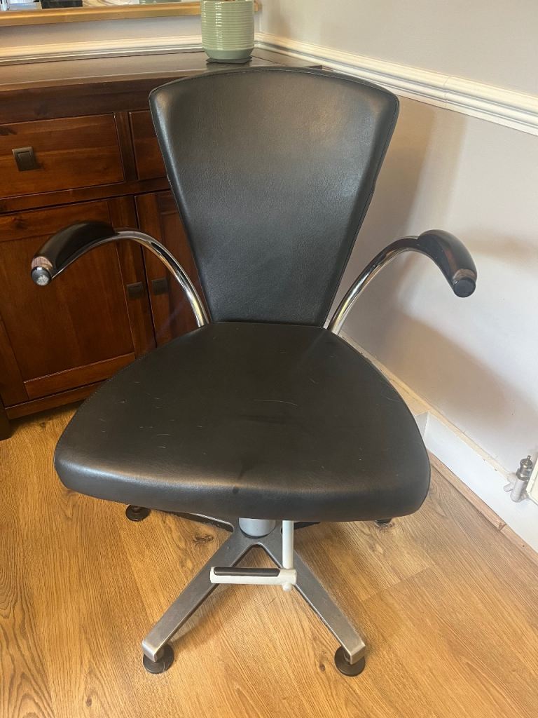 Wella Hydronic Client Hairdressing Chair – Black, Good Condition