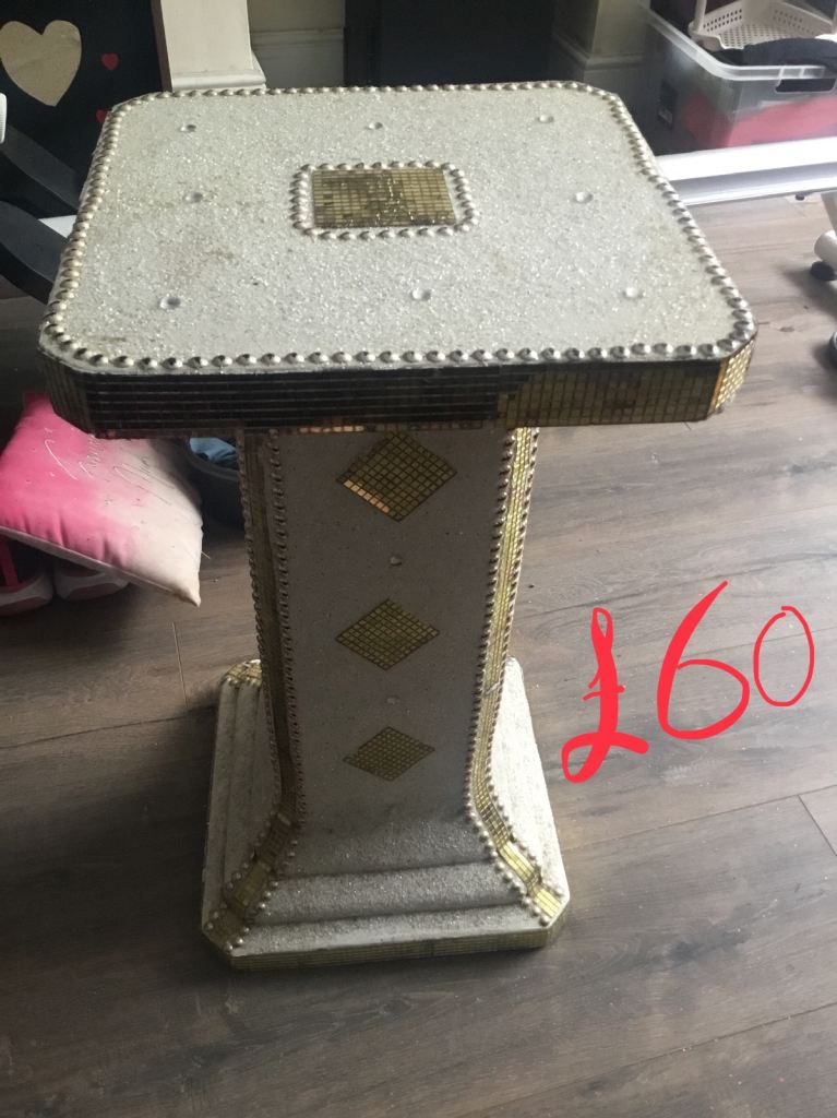 White /gold glitter table