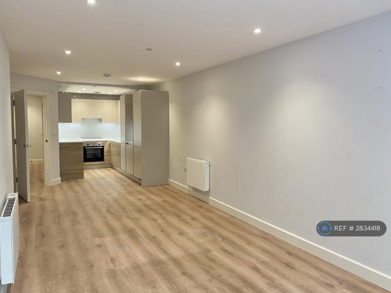 2 bedroom flat in Christchurch Road, Bournemouth, BH1 (2 bed) (#2834418)