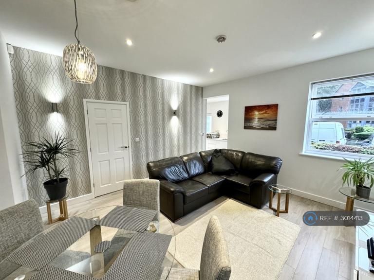 2 bedroom flat in Peveril Drive, Nottingham, NG7 (2 bed) (#3014413)