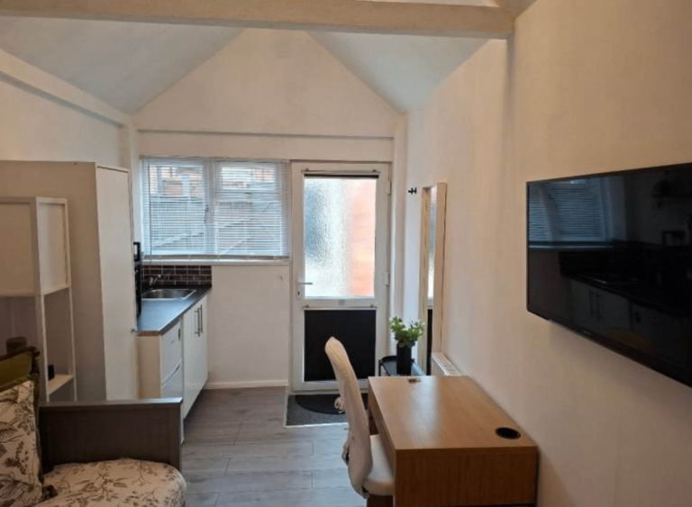 Modern Studio Flat | Furnished | Fitted Kitchen | Bills Included | Overstone Road, Luton - LU4