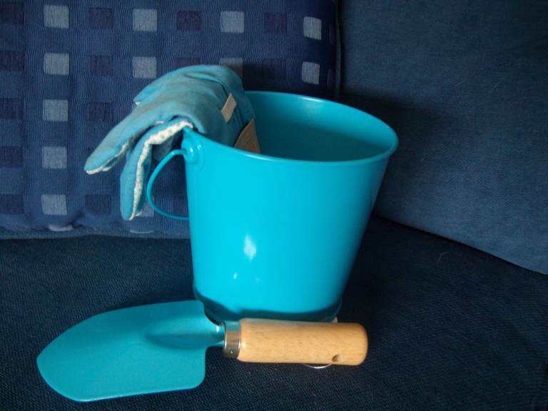 Childrens gardening set - bucket, spade and gloves, suits ages 3+  - all new