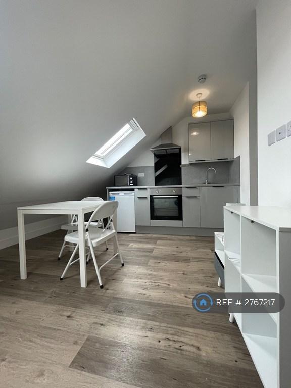 Studio flat in Grenoble Gardens, London, N13 (#2767217)